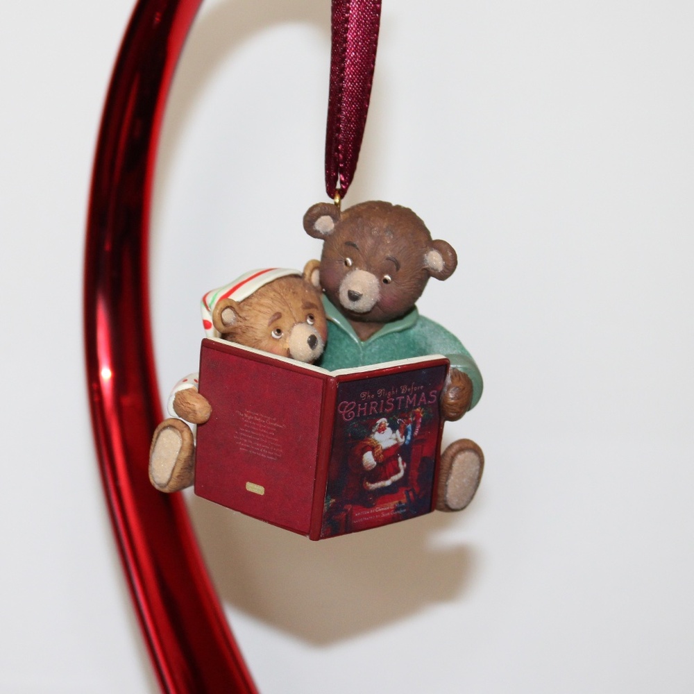 2008 Hallmark Ornament “Oh What Fun To Read”